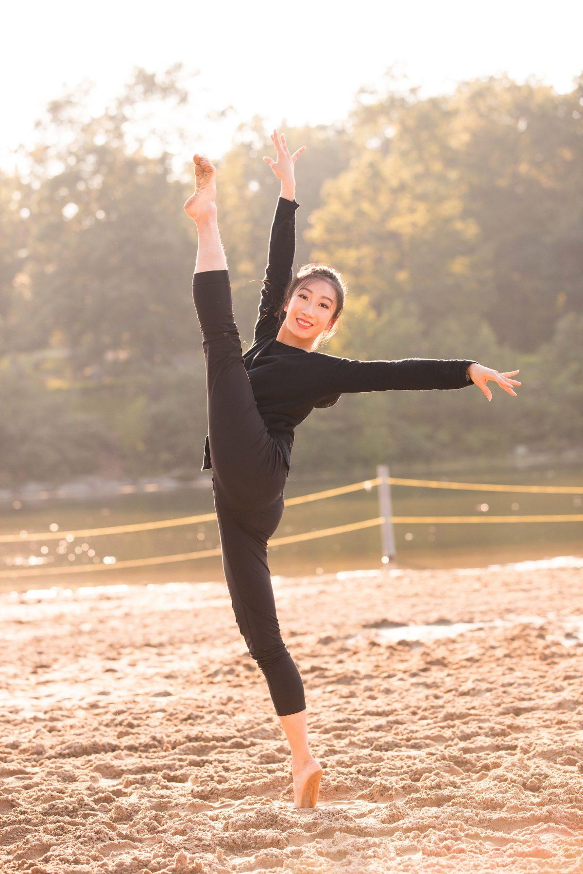 Kaidi pulls off challenging dance techniques with poise and confidence, the hallmarks of a seasoned Shen Yun performer. (Larry Dai/The Epoch Times)