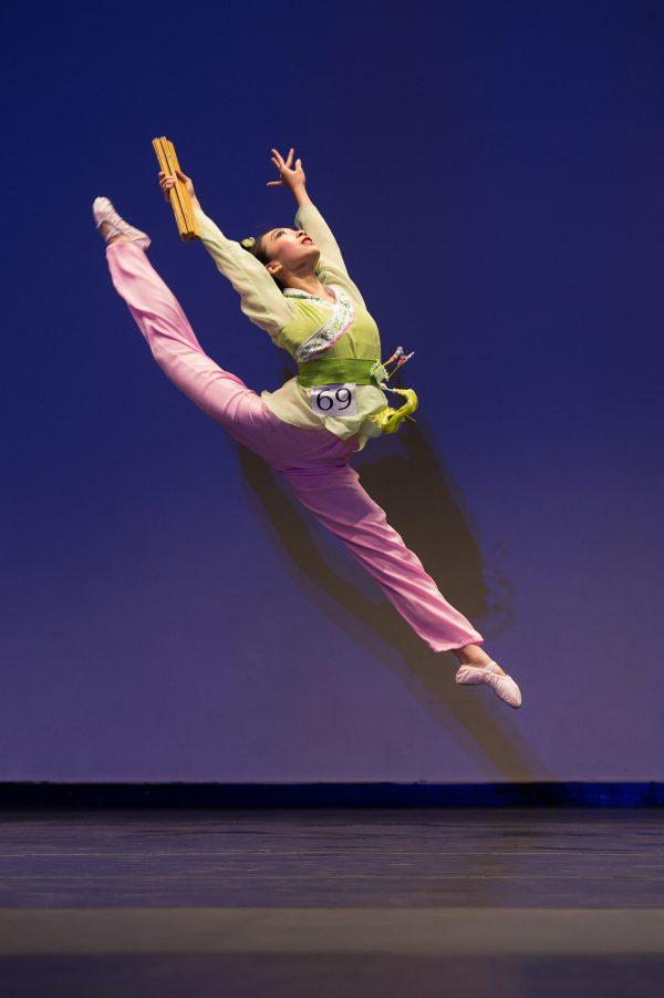 Shen Yun dancer Kaidi Wu performs as Ban Zhao, the first known female Chinese historian, in New Tang Dynasty Television’s 2014 International Classical Chinese Dance Competition. (Larry Dai/The Epoch Times)