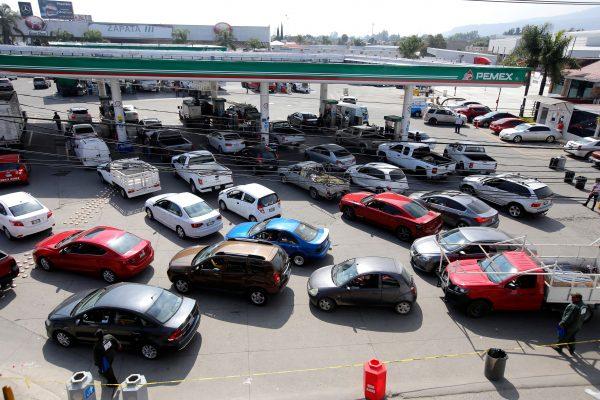 Motorists queue at a Pemex service station in Zapopan, Jalisco State, Mexico, on Jan. 18, 2019 as a controversial government crackdown to fight fuel theft has led to severe gasoline and diesel shortages across much of the country. (Ulises Ruiz/AFP/Getty Images)