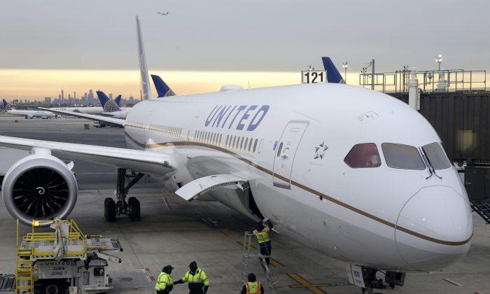 ‘Friendly Skies’? Interview With an Unvaccinated Pilot Suing United Airlines
