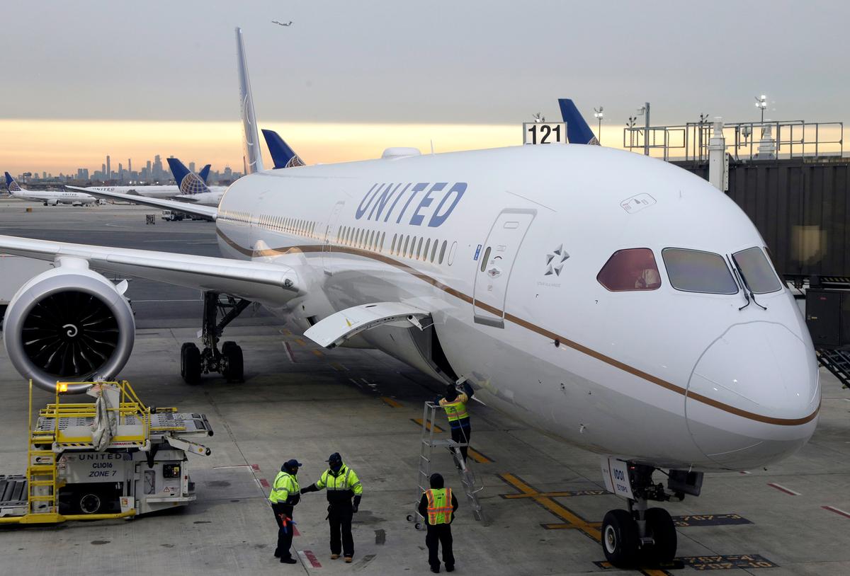 ‘Friendly Skies’? Interview With an Unvaccinated Pilot Suing United Airlines