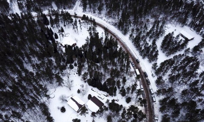 This aerial photo shows the cabin where 13-year-old Jayme Closs was allegedly held by Jake Thomas Patterson, surrounded by law enforcement vehicles in the town Gordon, Wis. on Jan. 12, 2019. (Aaron Lavinsky/Star Tribune via AP)