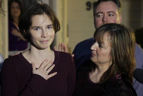 Amanda Knox, left, talks to reporters as her mother, Edda Mellas, right, looks on outside Mellas' home in Seattle, on March 27, 2015. (Ted S. Warren/AP Photo, file)