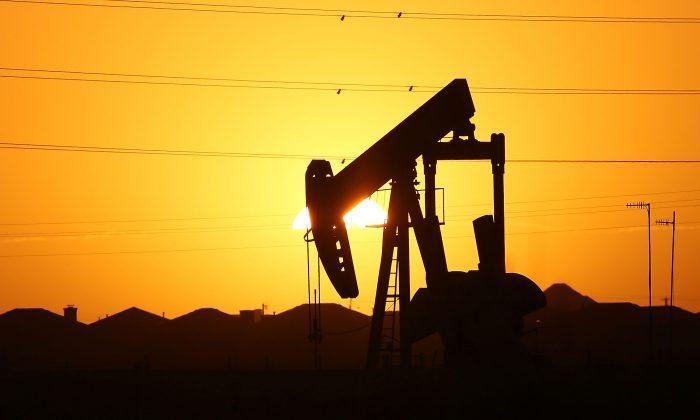 US Oil Production Will Eclipse Russia and Saudi Arabia Combined by 2025, Report Says