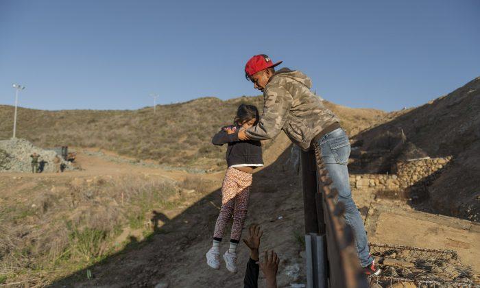 US Returns Asylum Seekers to Mexico