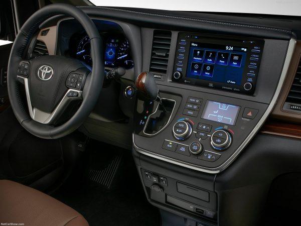 The front dash of the 2019 Sienna. (Courtesy of Toyota)