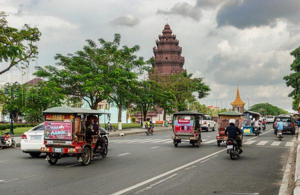 Tuk tuk taxis in Phnom Penh. (Shutterstock)