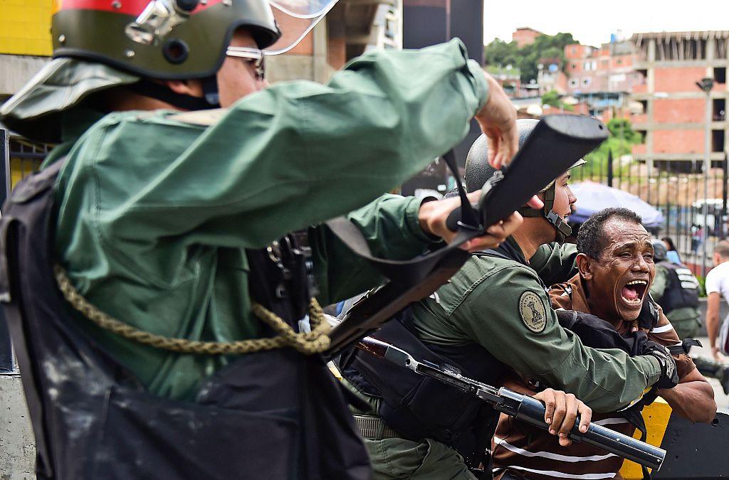 Venezuelean National Guard clashes with citizens protesting against the severe food and medicine shortages, in Caracas, Venezuela, on June 8, 2016. (Ronaldo Schemidt/AFP/Getty Images)