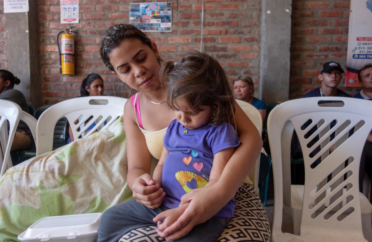 Elba Montesinos, 20, and her 2-year-old cousin, Arantza. (Luke Taylor for The Epoch Times)