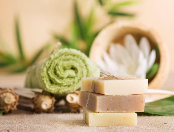 Natural shampoo bar soap (Mythja/Shutterstock)