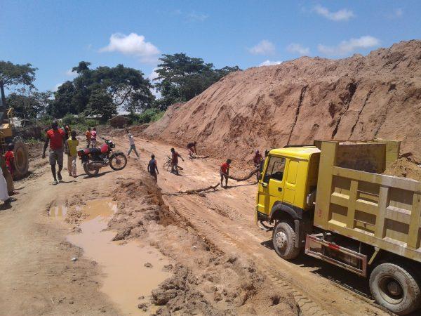 Local youths mount barricades to block a truck belonging to a Chinese mining company in Zirgene in the locality of Colomine in September 2018. (Solomon Tembang)