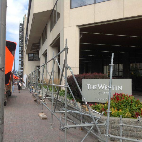A construction crew sets up barriers at the entrance of the Westin Hotel in Ottawa ahead of Chinese Premier Li Keqiang’s visit to the city on Sept. 19, 2016. (The Epoch Times)