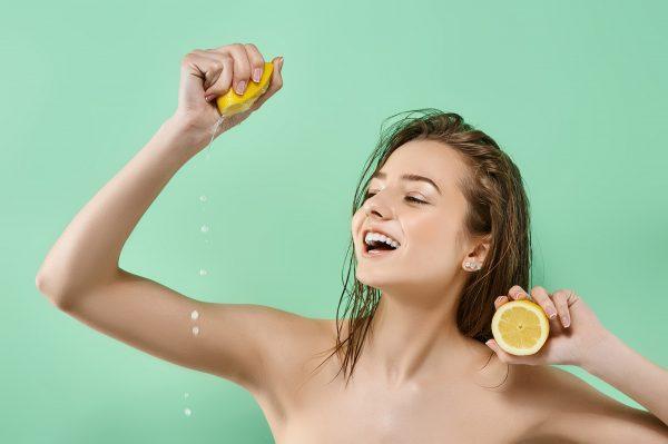 Lemon juice wash (Admiral/Shutterstock)