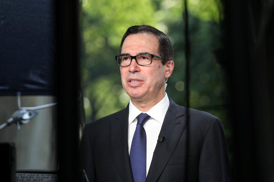 Trump-Era Treasury Secretary Calls G7 Russian Oil Price Cap ‘Ridiculous’
