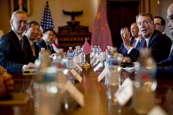 US Trade Representative Robert Lighthizer (right) meets with Chinese Vice Premier Liu He (left) as they begin Trade Talks. Jan. 30, 2019, Washington. (AP Photo/Andrew Harnik)