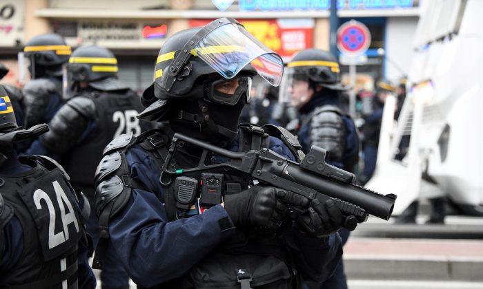 Calls for Police Weapon Bans Following Injuries During ‘Yellow Vest’ Protests