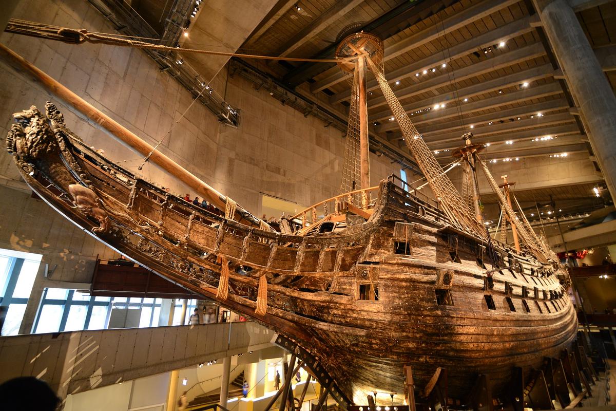 ©Wikimedia Commons | <a href="https://commons.wikimedia.org/wiki/File:Fully_intact_17th_century_ship_that_has_ever_been_salvaged,_the_64-gun_warship_Vasa_(24561896840).jpg#/media/File:Fully_intact_17th_century_ship_that_has_ever_been_salvaged,_the_64-gun_warship_Vasa_(24561896840).jpg">Jorge Láscar </a>