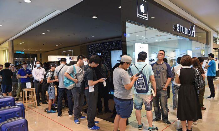 Taiwan Police Break Up Chinese-Linked Criminal Ring Selling Fake Apple, Samsung Smartphones