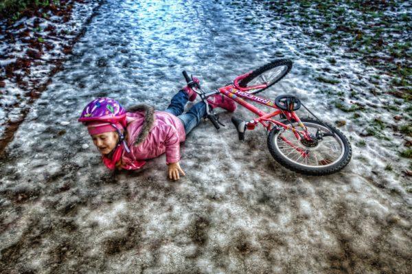 Child falls off her bike. (Ian Carroll/Flickr/CC BY 2.0)