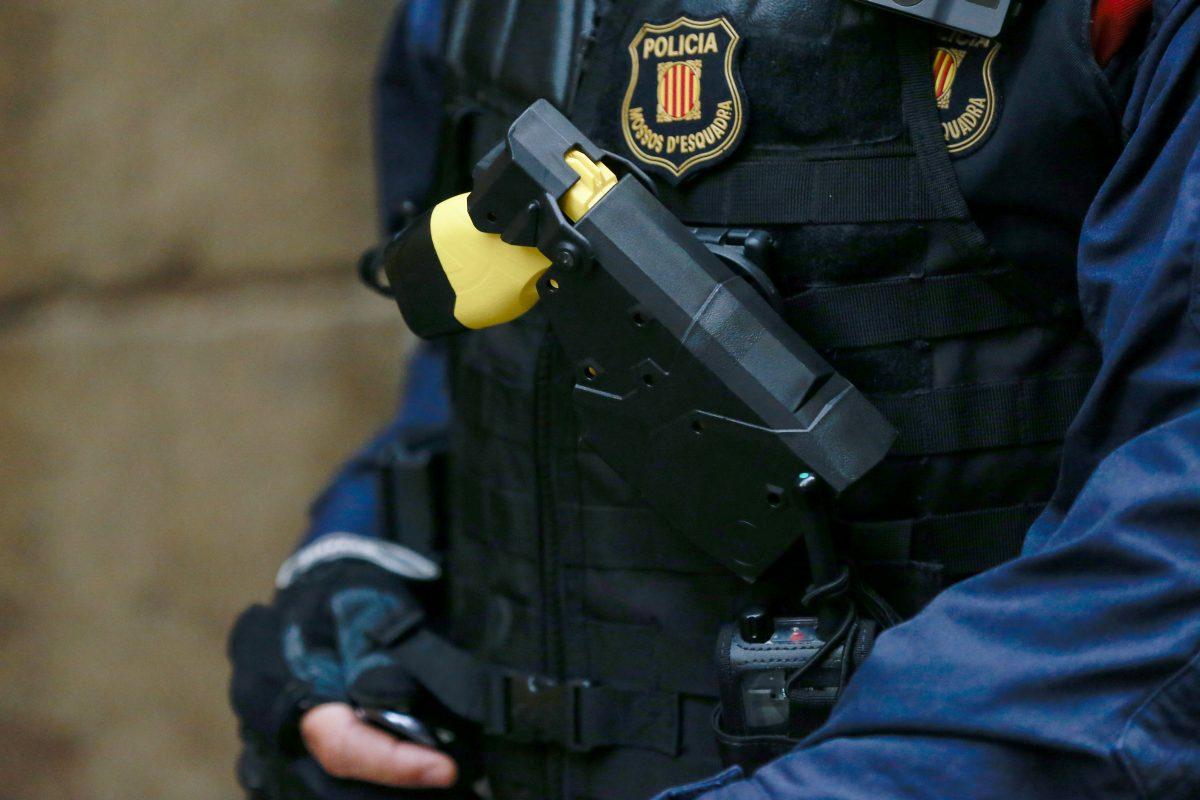 A Spanish 'Mosso D'Esquadra' officer, carries a 'Taser' electroshock weapon on Oct. 29, 2018(Pau Barbena/AFP/Getty Images)