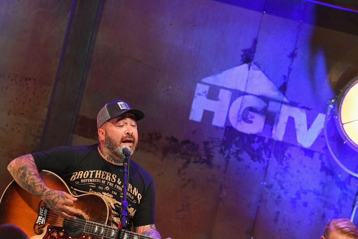 Singer Aaron Lewis Cuts Show Short, Says He Doesn't Speak Spanish: 'I'm an American'