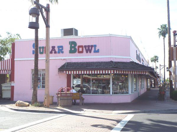 (<a href="https://commons.wikimedia.org/wiki/File:Scottsdale-Sugar_Bowl_Restaurant-1950.JPG#/media/File:Scottsdale-Sugar_Bowl_Restaurant-1950.JPG">Marine 69-71</a>/CC BY-SA 4.0)