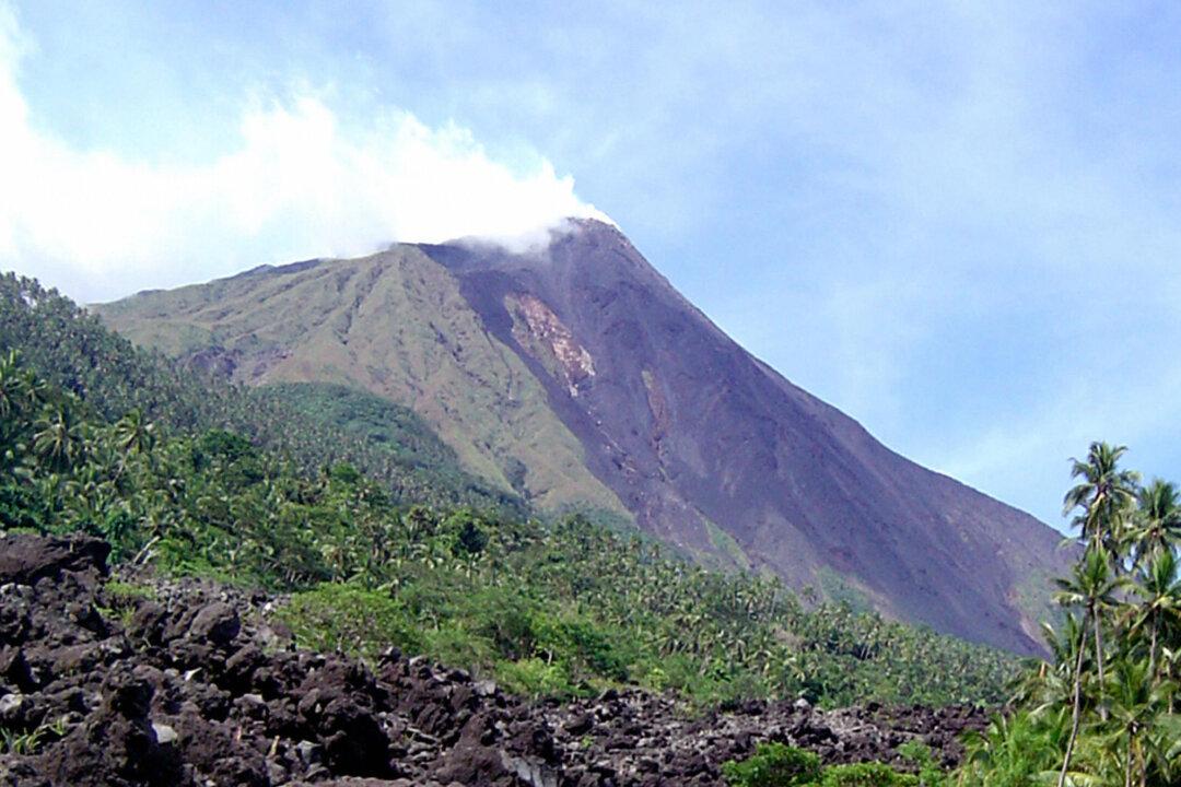 Video: Lava, Gas Flowing out Indonesia Volcano Sends People Fleeing