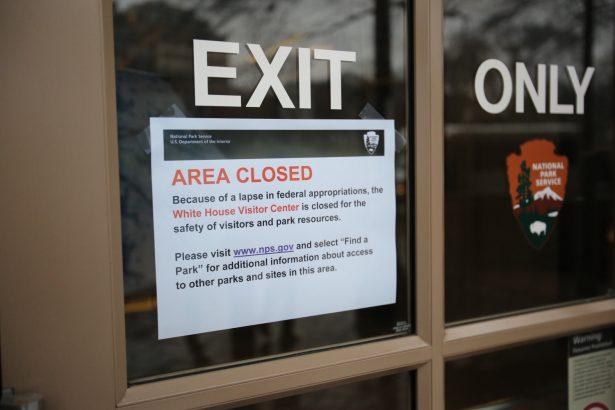 A closed sign on the White House Visitor Center in Washington on Dec. 28, 2018. (Holly Kellum/NTD)