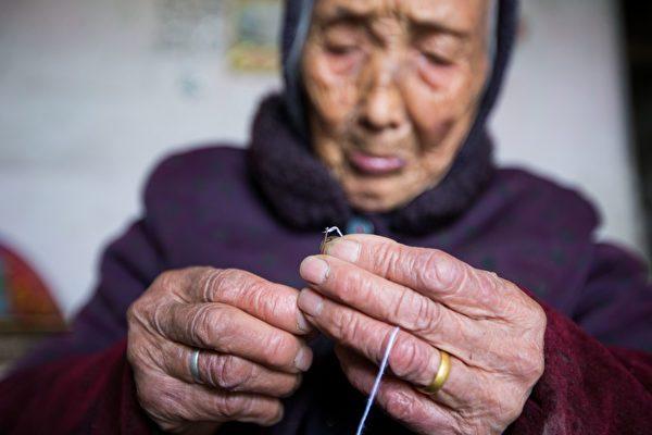 A Chinese woman over 90 years of age is shown living alone in Shaoxing, in Eastern China's Zhejiang Province. (Epoch Times)