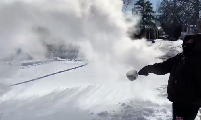 Professor at the Illinois Institute of Technology Throws Boiling Water in Extreme Cold, the Result Is Dramatic