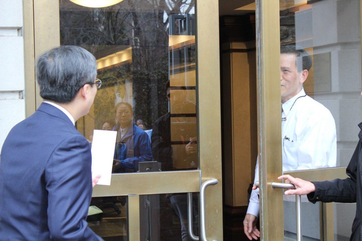 Sound of Hope spokesperson Frank Lee delivers a letter to the Royal Thai Embassy in Washington on Feb. 7, 2019. (SOH-CACC)