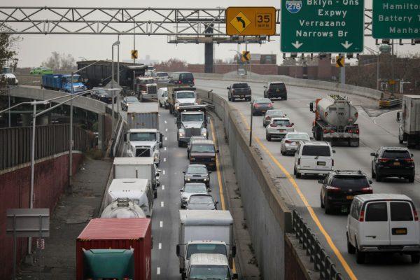 Heavy traffic moves along the Brooklyn-Queens Expressway, in the Brooklyn borough of New York City on Nov. 20, 2018. (Drew Angerer/Getty Images)
