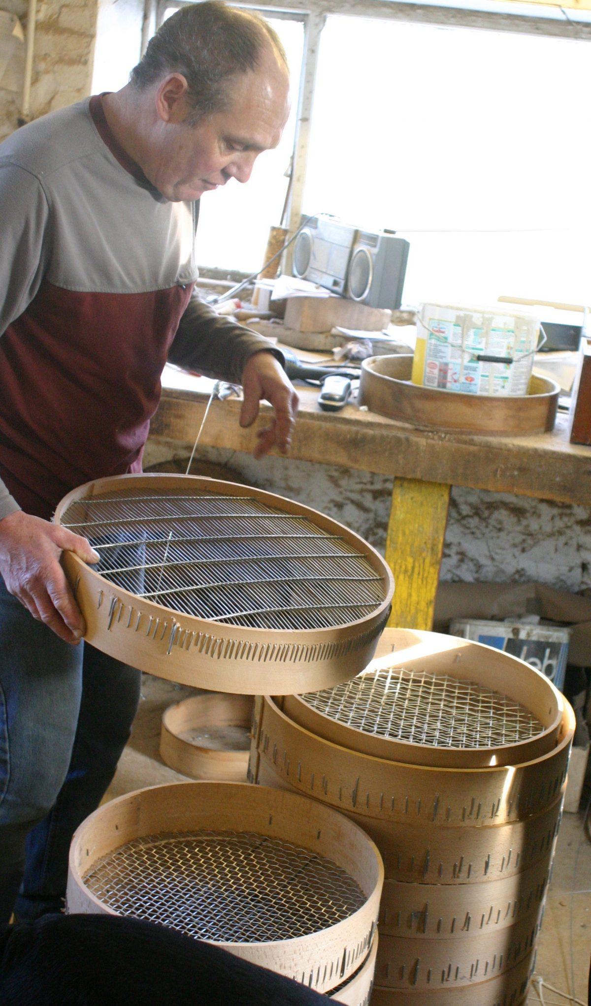 The last sieve and riddle maker, Mike Turnock. The trade was listed as extinct on the 2017 “Red List,” but has now been revived. (Robin Wood)