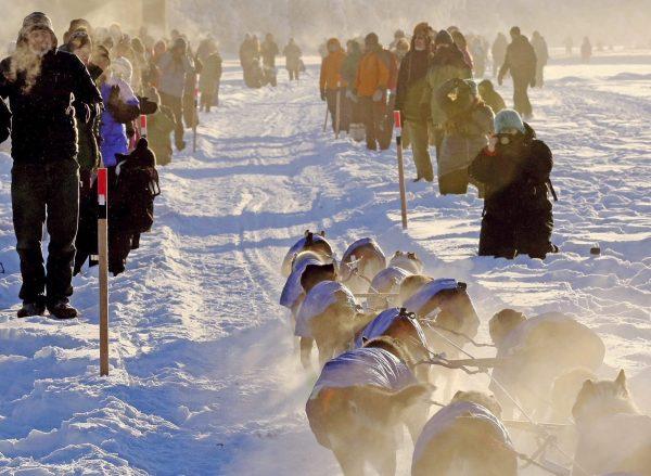 A haze hangs around spectators on the Chena River as teams left Fairbanks, Alaska, during the start of the Yukon Quest sled dog race Feb. 3, 2018. (THE CANADIAN PRESS/AP-Robin Wood/Fairbanks Daily News-Miner via AP)