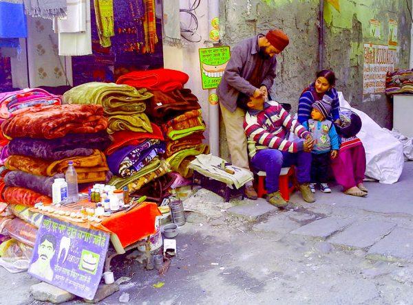 Rattan Singh working in his ‘clinic’ on a street of the Gumat market in Jammu city, in northern India, on Jan. 2, 2015. (©The Epoch Times | Venus Upadhayaya)