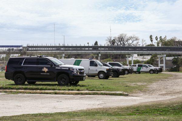 Border Patrol agents and Texas State Troopers line the Rio Grande in Eagle Pass, Texas, on Feb. 7, 2019. (Charlotte Cuthbertson/The Epoch Times)