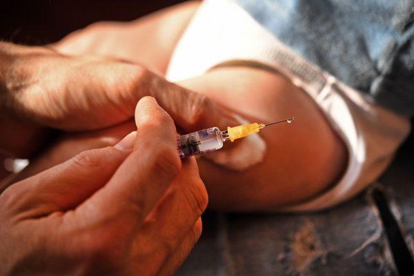 A doctor injecting a baby with vaccine. (FRED TANNEAU/AFP/Getty Images)
