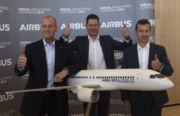 Airbus CEO Tom Enders, left, CFO Harald Wilhelm and president of Airbus Commercial Aricraft Guillaume Faury, thumb up before the presentation of Airbus 2018 results in Toulouse, southern France, on Feb.14, 2019. (Fred Scheiber/AP)