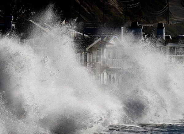 El Niño generated storm waves crash onto seaside houses at Mondos Beach, California on January 12, 2016. (Mark Ralston/AFP/Getty Images)