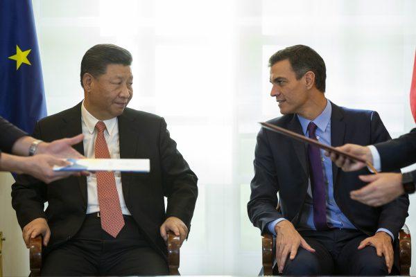 Spanish Prime Minister Pedro Sanchez (R) and Chinese President Xi Jinping attend a ceremony to sign agreements between both countries at Moncloa Palace on Nove. 28, 2018 in Madrid, Spain. (Pablo Blazquez Dominguez/Getty Images)