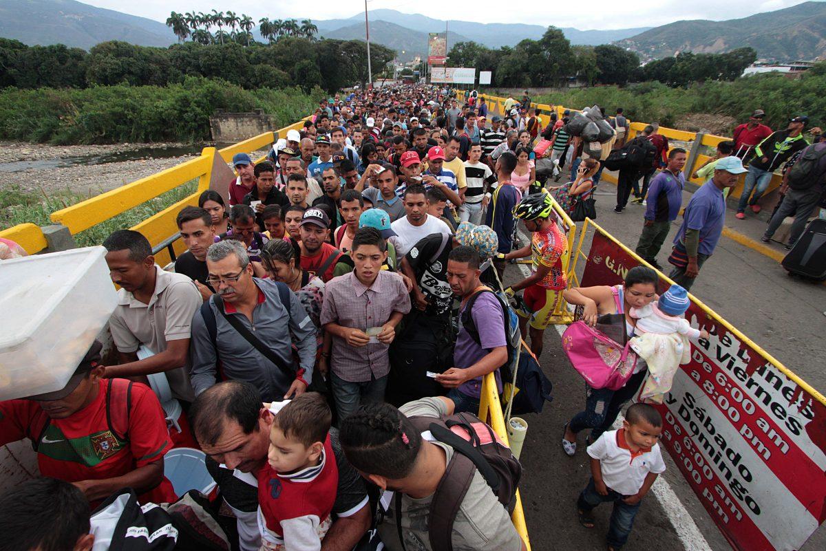 Venezuelan citizens cross the Simón Bolívar International Bridge from San Antonio del Táchira in Venezuela to Norte de Santander province in Colombia on Feb. 10, 2018. (George Castellanos/AFP/Getty Images)