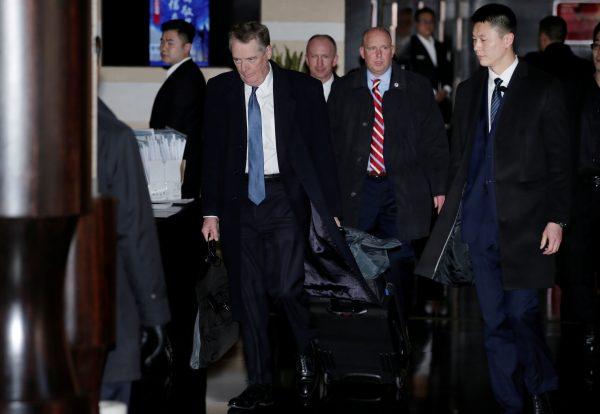 U.S. trade representative Robert Lighthizer, a member of the U.S. trade delegation to China, leaves a hotel with his baggage in Beijing on Feb. 15, 2019. (Jason Lee/Reuters)