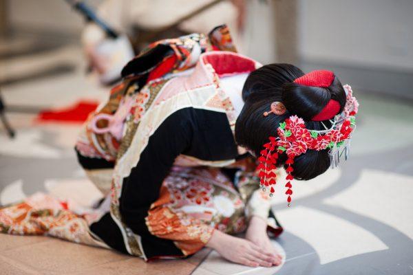 Illustration - Shutterstock | <a href="https://www.shutterstock.com/image-photo/geisha-dancing-kimono-bowing-thanks-guests-777936940?src=zyvo58QJiw8iq1zfo4w-BQ-2-27">Flavio Gallozzi</a>
