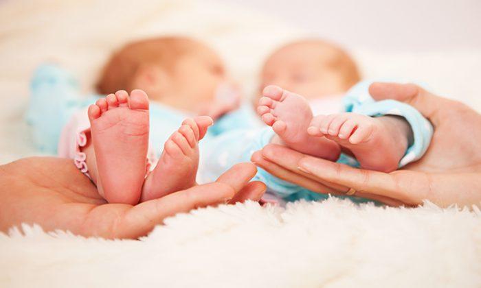 Identical Twins Give Birth to Daughters on Same Day