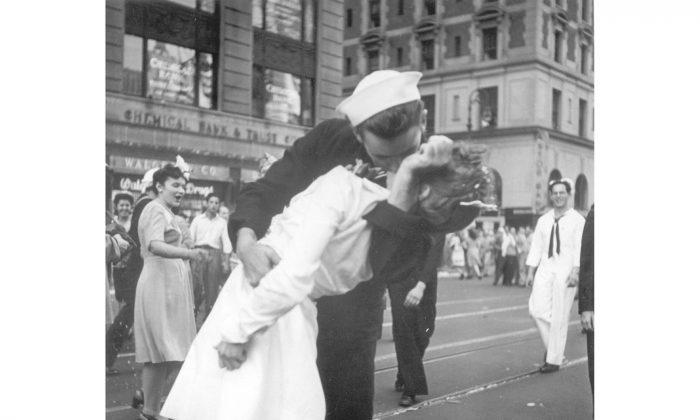 Sailor in Iconic V-J Day Times Square Kiss Photo Dies at 95