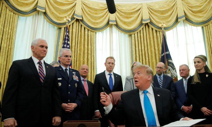 Trump Signs Directive in Move to Create a Space Force