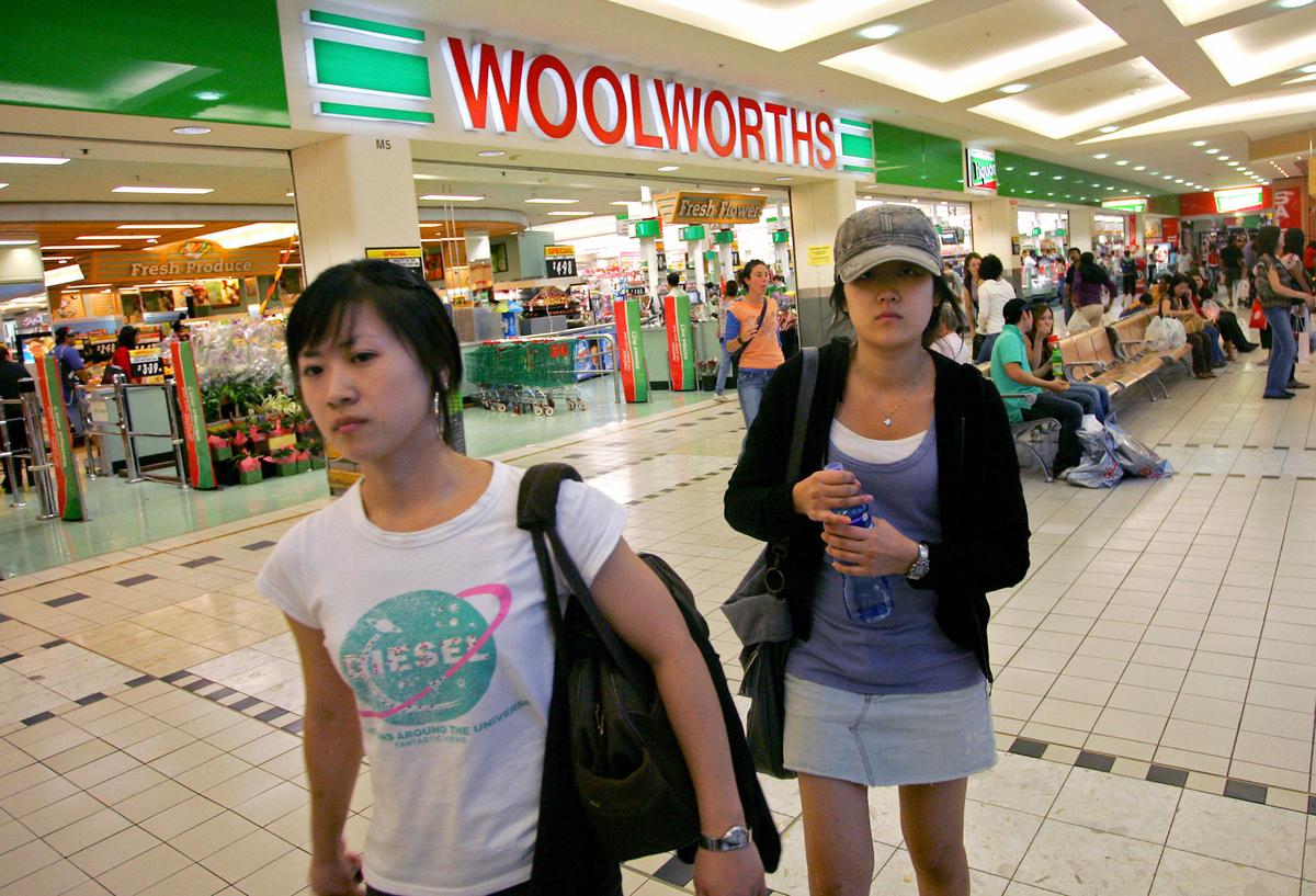 Sydney siders are seen shopping at a Woolworths supermarket in Sydney, 26 Jun. 2007. (Anoek De Groot/AFP/Getty Images)