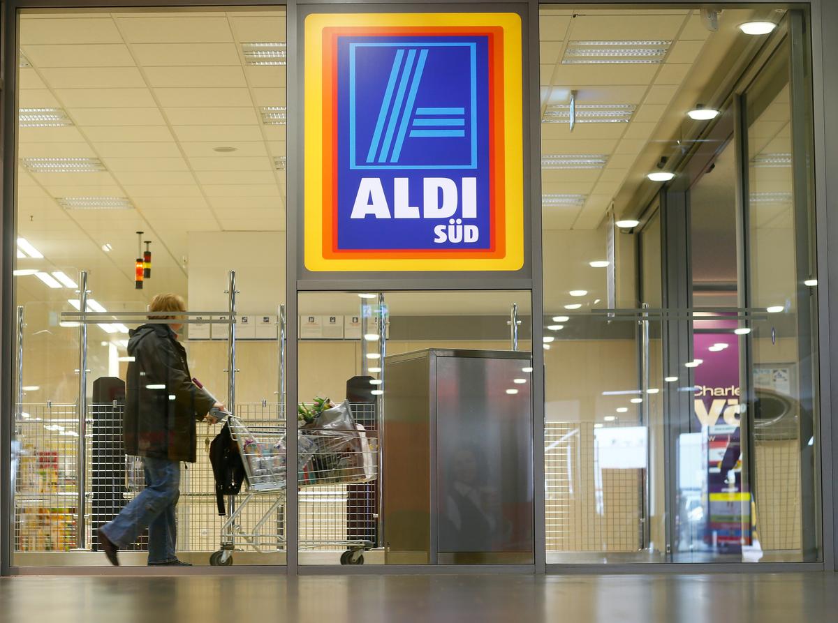 A shopper pushes a shopping cart in an Aldi store on Apr. 8, 2013. (Ralph Orlowski/Getty Images)