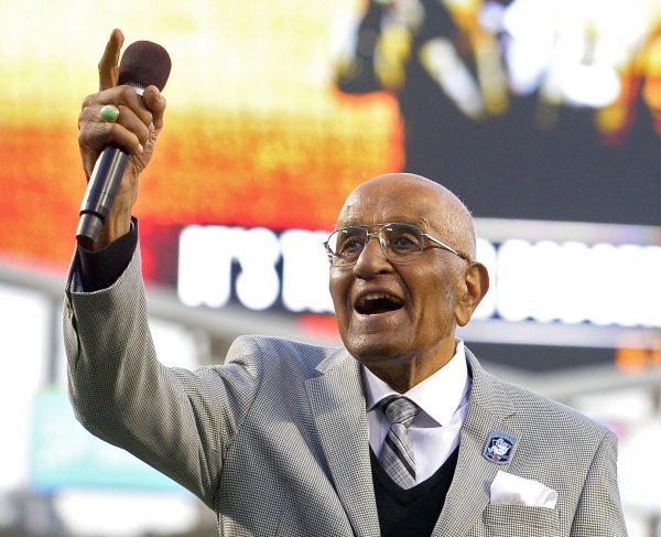 Former Los Angeles Dodgers pitcher Don Newcombe acknowledges fans prior to a baseball game between the Dodgers and the Seattle Mariners, in L.A., on April 13, 2015. (Mark J. Terrill/AP)