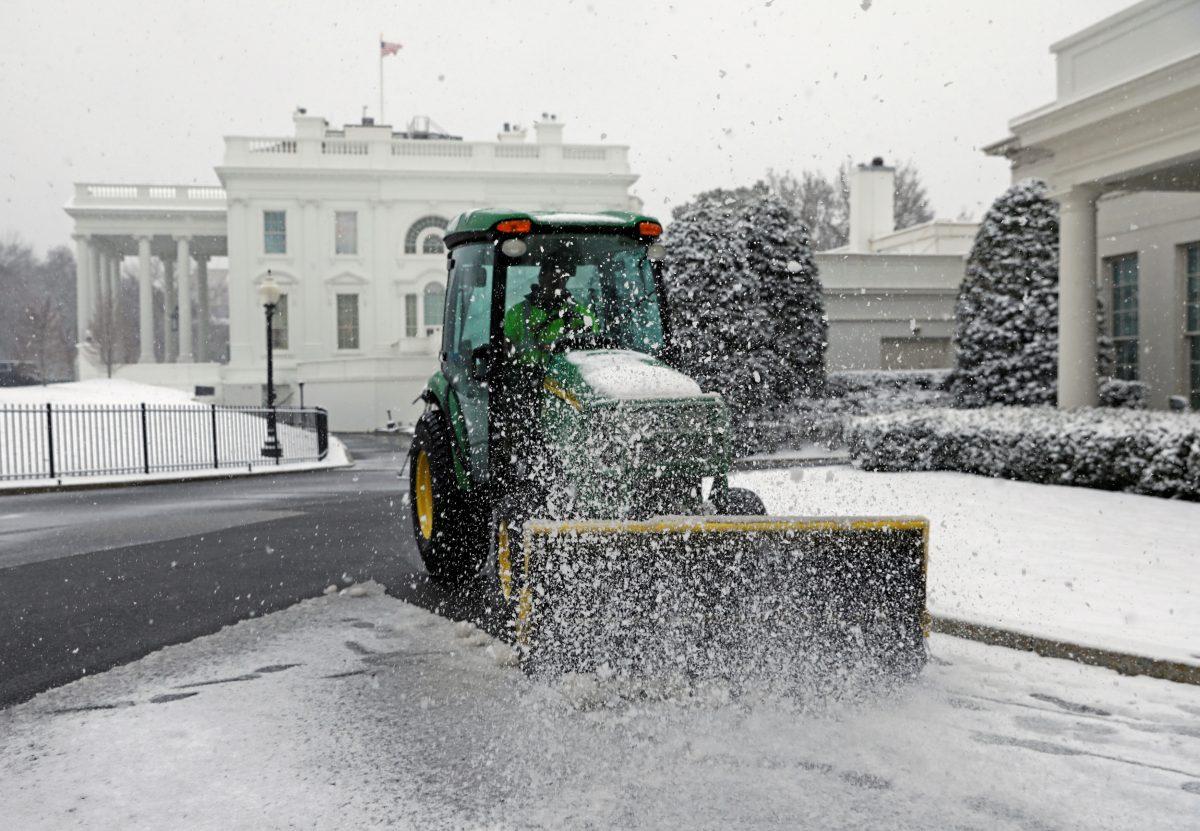 Snow is cleared from the White House driveway during a storm in Wash., on Feb. 20, 2019. (Kevin Lamarque/Reuters)